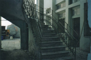 Η σιδερένια σκάλα που ένωνε τους δύο ορόφους του σχολείου