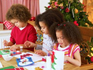 kids-making-christmas-crafts-390x292