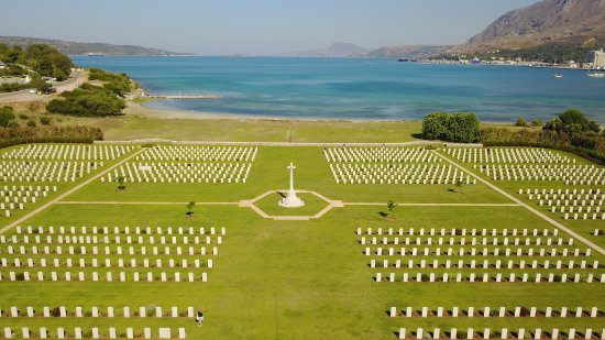 Επίσκεψη στο συμμαχικά νεκροταφείο ( Χανιά Κρήτης),  Κατερίνα Ματιάκη, Κική Μεχτερίδου