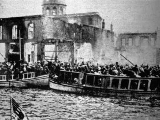 Πρόσφυγες έχουν κατακλύσει την προκυμαία της Σμύρνης για να γλιτώσουν από τη φωτιά και τις σφαγές (1922).