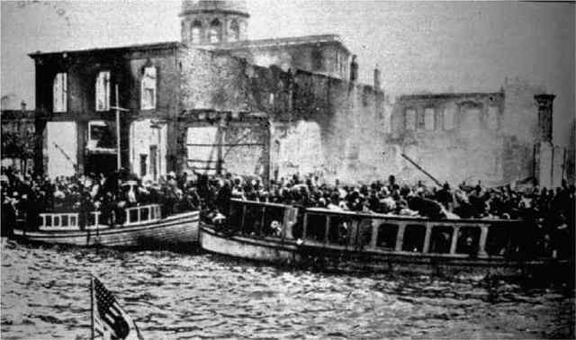 Πρόσφυγες έχουν κατακλύσει την προκυμαία της Σμύρνης για να γλιτώσουν από τη φωτιά και τις σφαγές (1922).