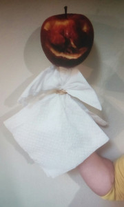 Η Κορίνα Ζ. με ένα μήλο μας έφτιαξε την κυρία Γελαστούλα!!!!  Το τεράστιο χαμόγελό της άλλωστε επιβεβαιώνει το όνομά της!