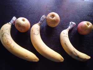 Έχετε καταλάβει οτι για εμάς τα φρούτα έχουν ψυχή και συναισθήματα !!! Μπανάνες και μηλαράκια χαρούμενα, γελαστά ,θυμωμένα και λυπημένα ...έμπνευση του Ραφαήλ Α.
