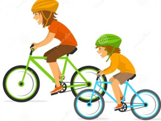 οδηγώντας-ποδήλατο-μητέρων-και-κορών-γυναικών-παιδιών-μαζί-υγιής-114155899