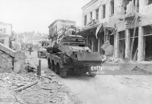 Η οδός Καποδιστρίου βομβαρδισμένη στις 18 Απριλίου 1941. Γερμανικά τανκς οδεύουν μέσα στην πόλη της Λαμίας.