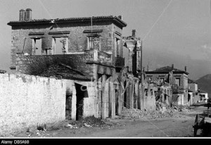 Άποψη βομβαρδισμένων σπιτιών στη Λαμία τον Απρίλιο του 1941.