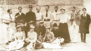 CLU VIA GETTY IMAGES Οικογένειες γύρω από γήπεδο τένις σε απεικόνιση του 19ου αιώνα. Από την ιστοσελίδα του Αττικού Ομίλου Αντισφαίρισης Φιλοθέης.