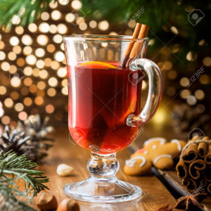 65932084-winterurlaub-heißem-alkohol-trinken-glühwein-mit-früchten-und-gewürzen-durch-weihnachtsbaum-