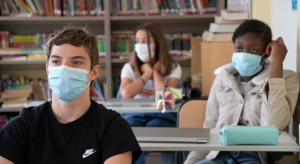 Μαθητές στο σχολείο με μάσκα.