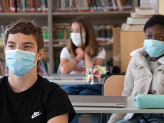 Μαθητές στο σχολείο με μάσκα.