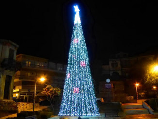 Το Χριστουγεννιάτικο Δέντρο στην Πλατεία Ομονοίας στην Καστοριά