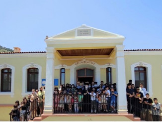 Ο Πατριάρχης μπροστά από το Δημοτικό σχολείο ,εκ του οποίου αποφοίτησε , μαζί με δασκάλους και μαθητές των ελληνικών εκπαιδευτηρίων Ίμβρου