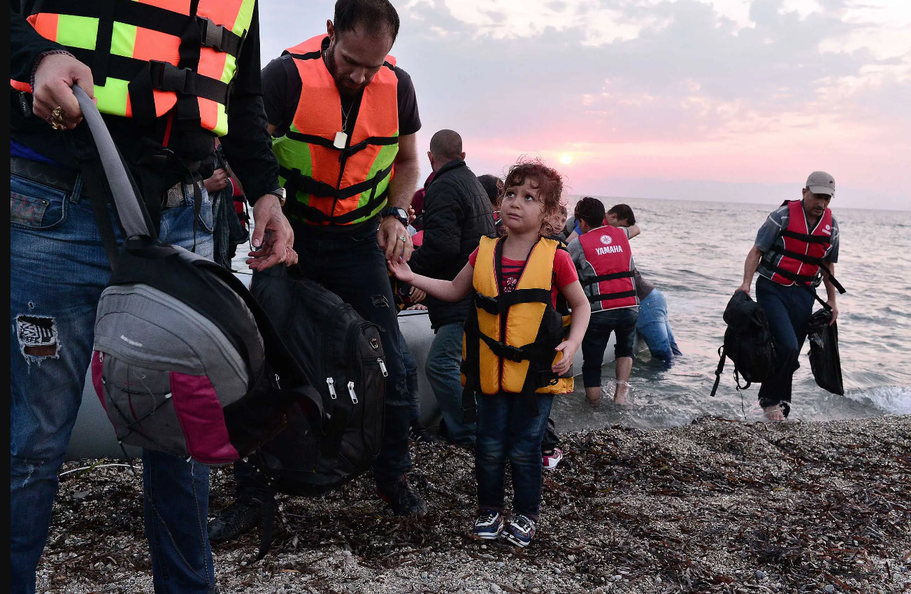 Πρόσφυγες στη Λέσβο (πηγή εικόνας:https://time.com/3967531/lesbos-greece-refugees)