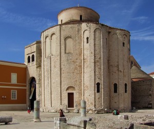 1024px-Church_of_St._Donatus_in_Zadar_(by_Pudelek)