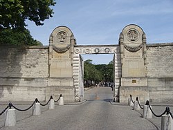 250px-Main_entrance_of_Pere_Lachaise_Cemetery,_Paris,_2011