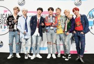 bts-poses-in-the-press-room-during-the-2017-american-music-awards