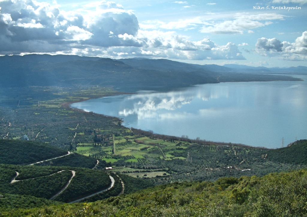 Λίμνη-Τριχωνίδα-Θέα-από-διαδρομή-προς-Ανάληψη_Fotor_Fotor