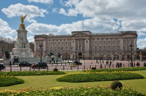 Buckingham_Palace,_London_-_April_2009