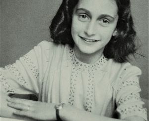 Anne_Frank_lacht_naar_de_schoolfotograaf_(cropped)
