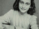 Anne_Frank_lacht_naar_de_schoolfotograaf_(cropped)
