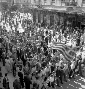 Αθηναίοι_γιορτάζουν_την_απελευθέρωση_της_πόλης_τους,_Οκτώβριος_1944