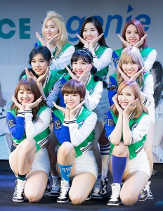 160507_Twice_guerrilla_concert (2)