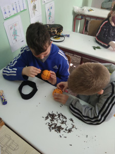 Βάζοντας γαρίφαλα στα πορτοκάλια μας.