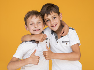 little-brothers-holding-each-other - freepik