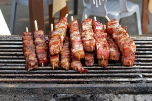 Greek-souvlaki-meat-skewers-grill-credit-entaxoyas-wikimedia-commons-CC-BY-SA-3.0