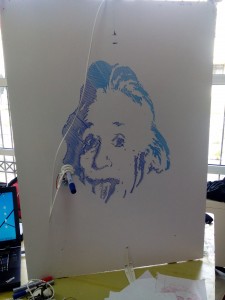 Ο ρομποτικός βραχίονας σχεδιάζει τον Αϊνστάιν