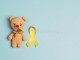 παιχνίδι-παιδιών-με-μια-κίτρινη-κορδέλλα-συνειδητοποίησης-καρκίνου-137286693