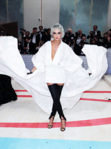 H  μούσα του Karl Lagerfeld, Cara Delevingne, ντυμένη με ρούχα της εταιρίας του ίδιου του Karl