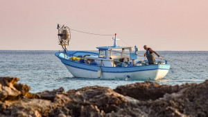 fishing-boat-5736839_640