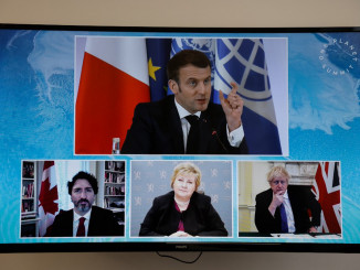 Lors du One Planet Summit, Emmanuel Macron discute avec les premiers ministres canadien, norvégien et anglais. (©Ludovic MARIN/POOL/AFP)