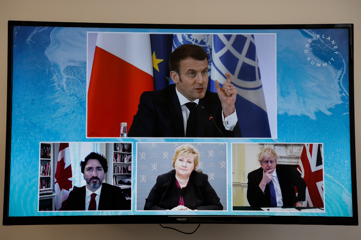 Lors du One Planet Summit, Emmanuel Macron discute avec les premiers ministres canadien, norvégien et anglais. (©Ludovic MARIN/POOL/AFP)