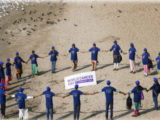 Ασθενείς με καρκίνο και νοσηλευτές σχημάτισαν ανθρώπινη αλυσίδα σε παραλία δίπλα σε νοσοκομείο, ενόψει της Παγκόσμιας Ημέρας κατά του Καρκίνου, στη Βομβάη της Ινδίας στις 2 Φεβρουαρίου 2024	AP Photo/Rajanish Kakade

https://www.cnn.gr/ellada/story/403788/pagkosmia-imera-karkinou-boroyme-na-kanoume-perissotera