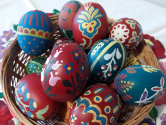 Πώς βάφουν τα πασχαλινά αυγά στην Ουγγαρία.