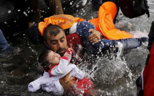Πατέρας πρόσφυγας προσπαθεί να σώσει το παιδί του στη θάλασσα