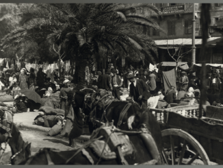 Πειραιάς 1922. Μικρασιάτες πρόσφυγες γύρω από το ξενοδοχείο «Η Ανατολή» | ΑΡΧΕΙΟ ΕΡΤ / Π. ΠΟΥΛΙΔΗΣ