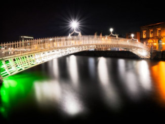 Irish-Flag-Hapenny-Bridge-Dublin-768x475-https://sumfinity.com/el/photo/irish-flag-hapenny-bridge-dublin/